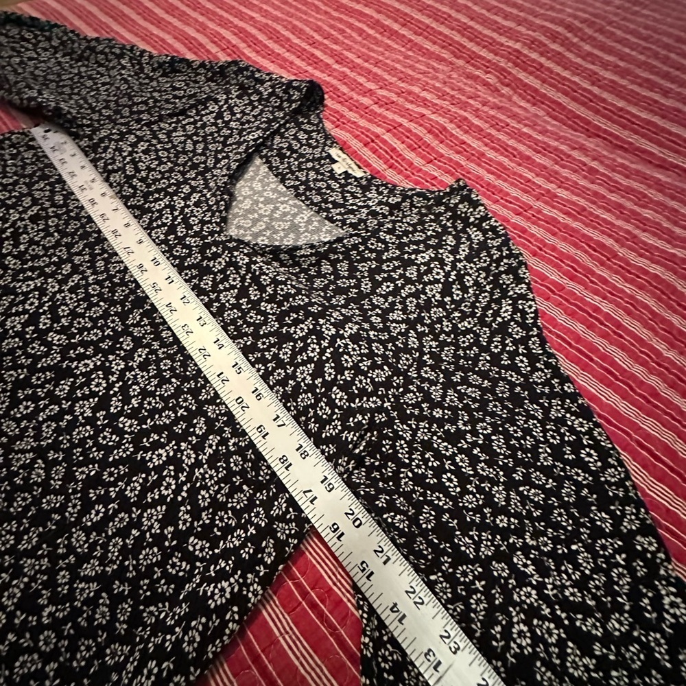 Elegant Black and White Floral Blouse - Picture 7 of 8